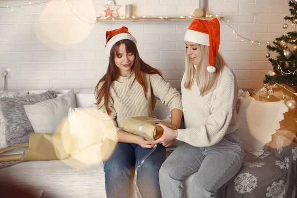 Hermosas mujeres en casa en una decoración de Navidad — Foto de Stock