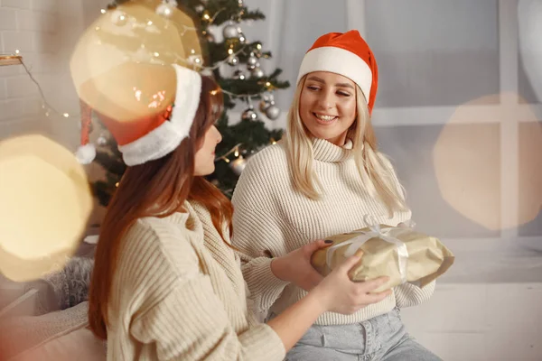 De belles femmes à la maison dans un Noël décorations de masse — Photo