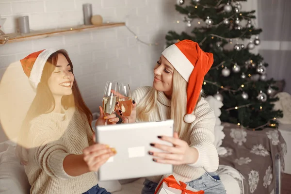 Women having fun with her friends video chat at home for Christmas — Stock Photo, Image