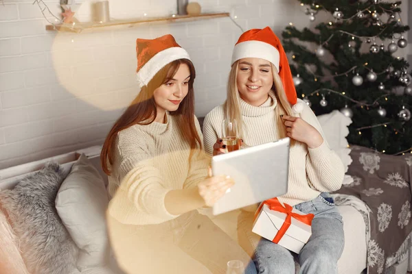 Mulheres se divertindo com seus amigos vídeo chat em casa para o Natal — Fotografia de Stock