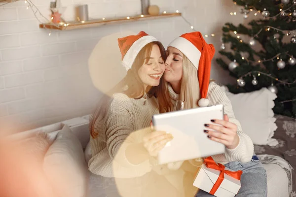 Kobiety dobrze się bawią z przyjaciółmi video czat w domu na Boże Narodzenie — Zdjęcie stockowe