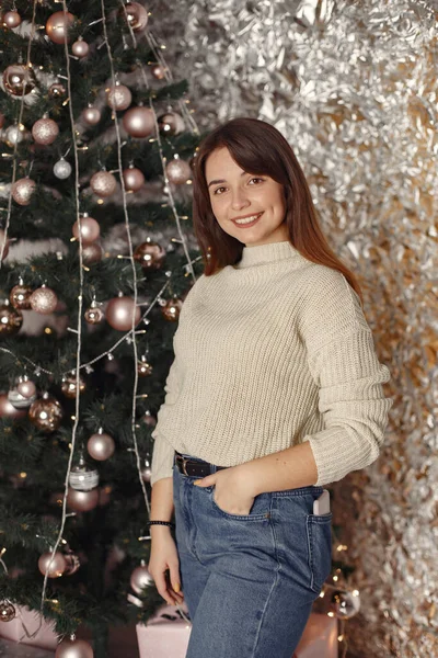 Krásná žena doma v vánoční dekorace — Stock fotografie