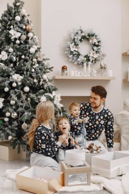 Evde pijamalı bir aile var.