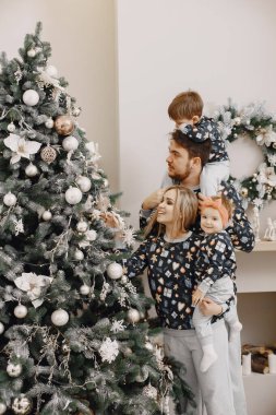 Evde pijamalı bir aile var.