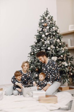 Evde pijamalı bir aile var.