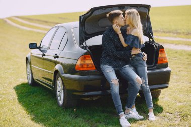 Genç adam ve kadın yaz tarlasında bir çift.