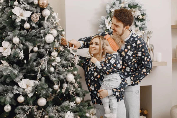 Familie im Pyjama zu Hause — Stockfoto