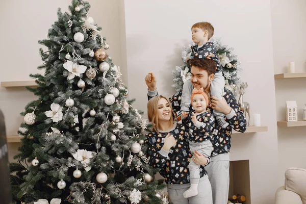 Familie im Pyjama zu Hause — Stockfoto