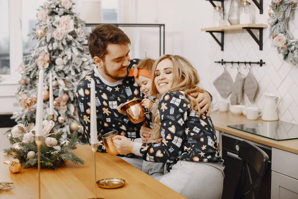 家で同じパジャマを着た家族 — ストック写真