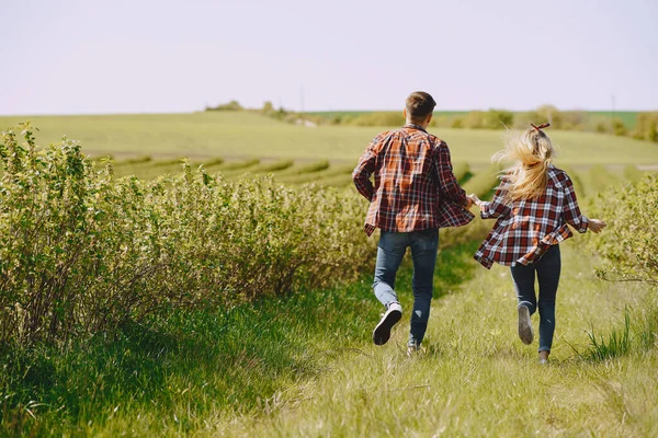 Ung man och kvinna par i ett sommarfält — Stockfoto