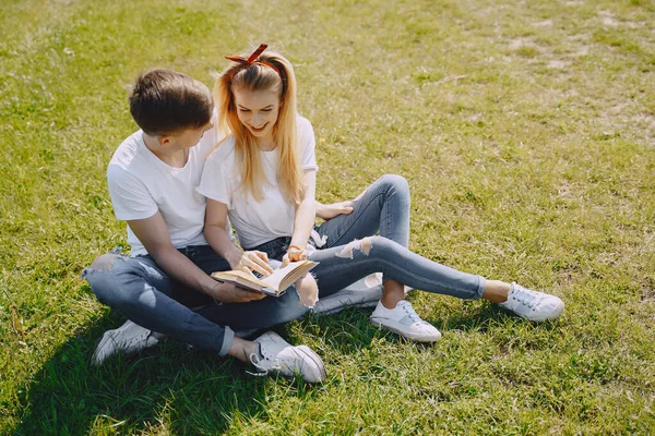 Ung man och kvinna par i ett sommarfält — Stockfoto