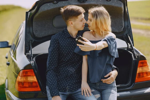 Jovem homem e mulher casal em um campo de verão — Fotografia de Stock