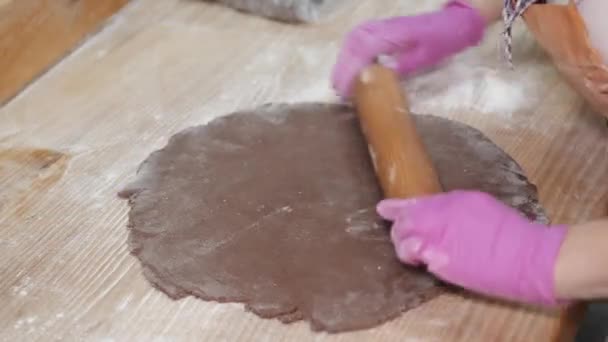 Baker die het cacaodeeg met deegroller rolt — Stockvideo