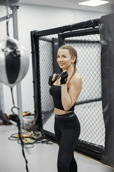 Retrato de uma jovem mulher confiante em luvas de boxe — Fotografia de Stock