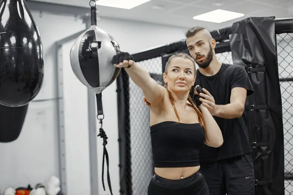 Boks eldivenli kendinden emin genç bir kadının portresi. — Stok fotoğraf