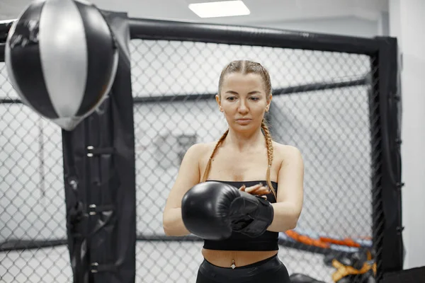 Портрет уверенной молодой женщины в боксёрских перчатках — стоковое фото