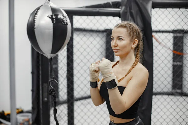 Retrato de una joven confiada en guantes de boxeo —  Fotos de Stock