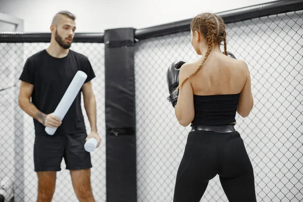 Portrét sebevědomé mladé ženy v boxerských rukavicích — Stock fotografie