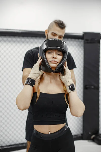 Portrait d'une jeune femme confiante en gants de boxe — Photo