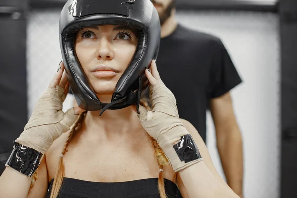 Retrato de uma jovem mulher confiante em luvas de boxe — Fotografia de Stock
