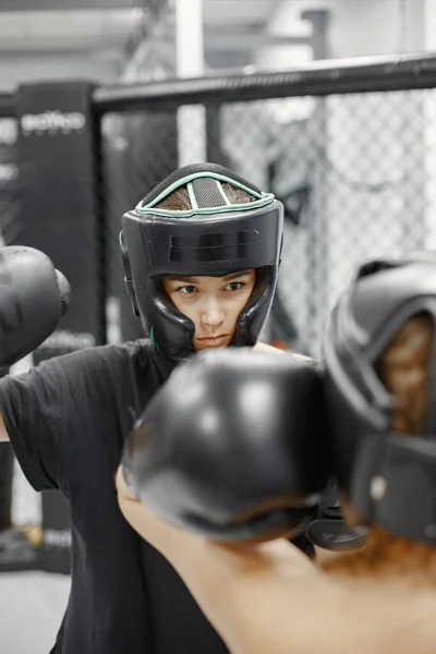 Portrait de jeunes femmes confiantes en gants de boxe — Photo