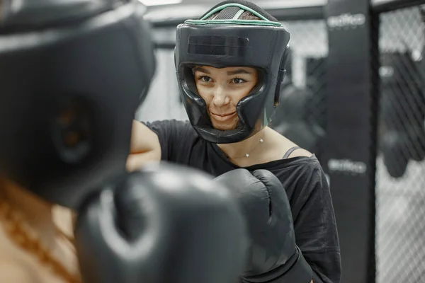 Retrato de una joven confiada en guantes de boxeo —  Fotos de Stock