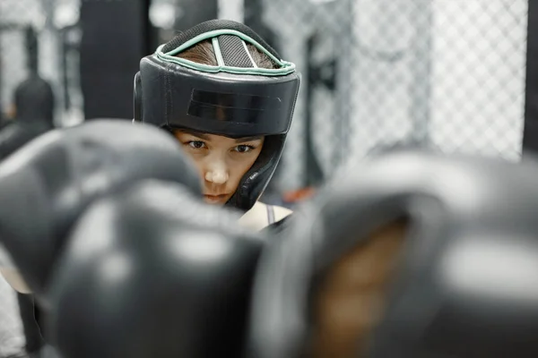Retrato de una joven confiada en guantes de boxeo —  Fotos de Stock