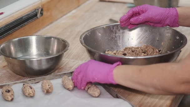 Frau in Handschuhen macht vegane Riegel aus Müsli und Beeren — Stockvideo