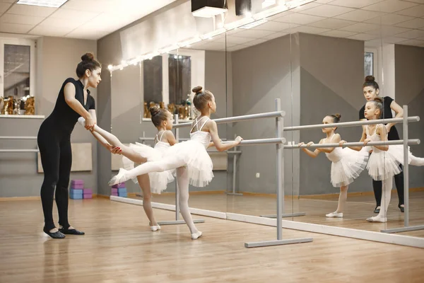 Bambino ragazze sta studiando balletto con teatcher — Foto Stock