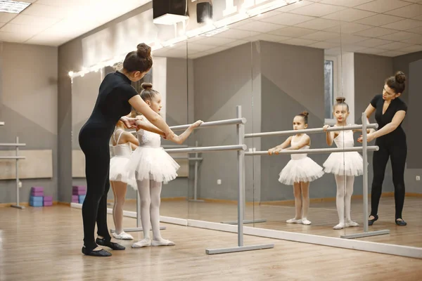 Bambino ragazze sta studiando balletto con teatcher — Foto Stock