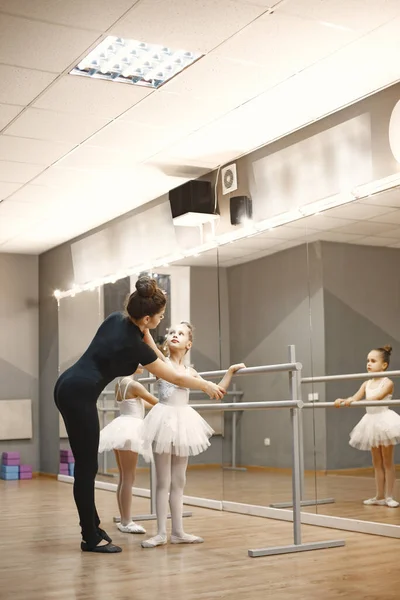 Bambino ragazze sta studiando balletto con teatcher — Foto Stock