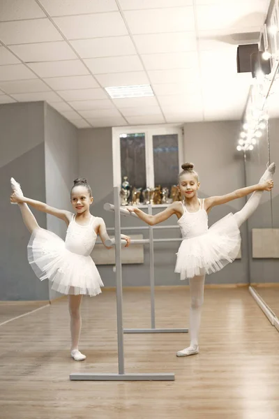 Bambino ragazze sta studiando balletto — Foto Stock