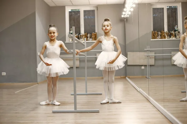 Bambino ragazze sta studiando balletto — Foto Stock