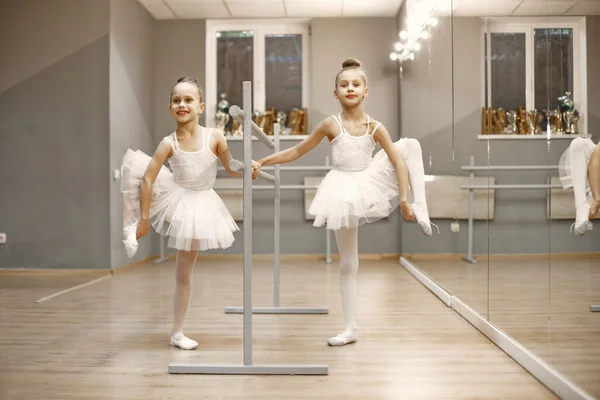 Criança meninas está estudando balé — Fotografia de Stock