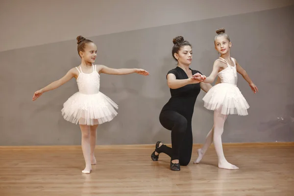 Bambino ragazze sta studiando balletto con teatcher — Foto Stock