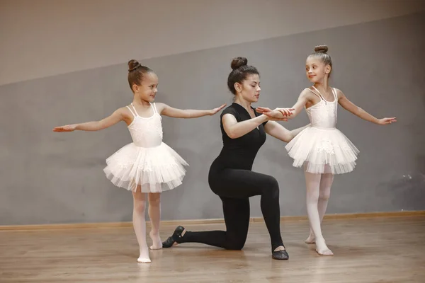 Bambino ragazze sta studiando balletto con teatcher — Foto Stock