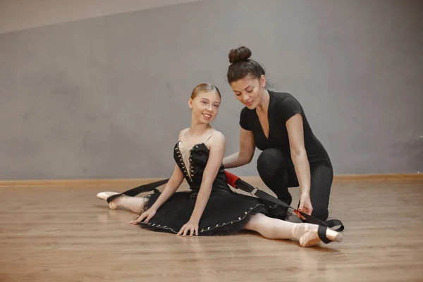 Bambino ragazza sta studiando balletto con teatcher — Foto Stock