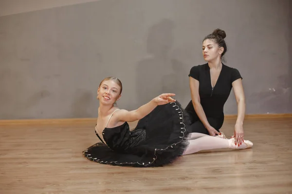 Niña está estudiando ballet con teatcher —  Fotos de Stock