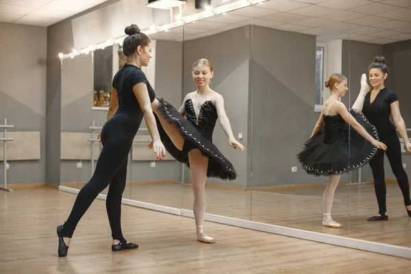 Bambino ragazza sta studiando balletto con teatcher — Foto Stock