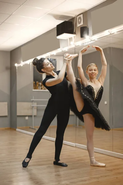 Bambino ragazza sta studiando balletto con teatcher — Foto Stock