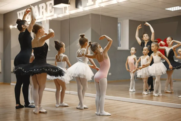 Bambino ragazze sta studiando balletto con teatcher — Foto Stock