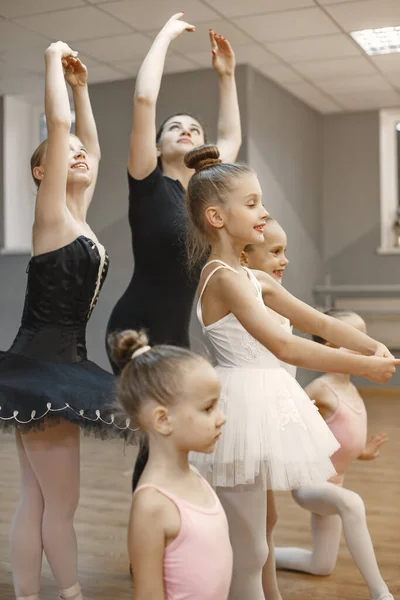 Bambino ragazze sta studiando balletto con teatcher — Foto Stock