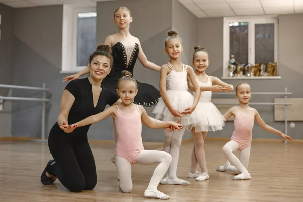 Bambino ragazze sta studiando balletto con teatcher — Foto Stock