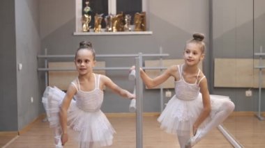 Stüdyoda çalışan güzel elbiseli genç balerinler.