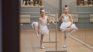 Stüdyoda çalışan güzel elbiseli genç balerinler.