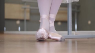 Stüdyoda aynalı balerinler.