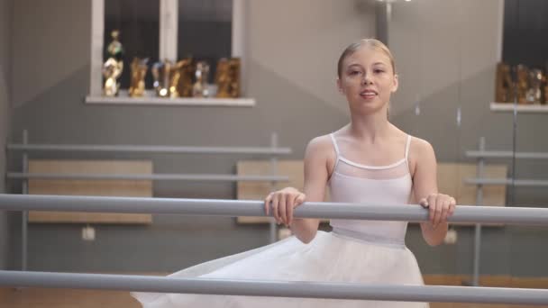 Młoda balerina w ładnej sukience ćwiczy w studio — Wideo stockowe