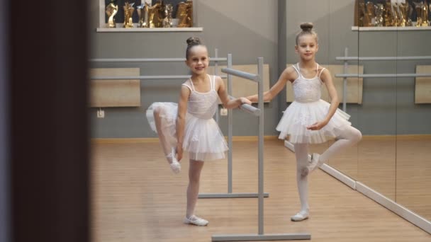 Bailarinas jóvenes en vestidos bonitos practicando en un estudio — Vídeo de stock