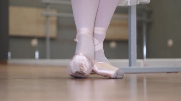 Bailarinas pies en un estudio con espejo de cerca — Vídeo de stock