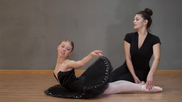 Ballettlehrerin hilft Mädchen vor Vorstellung beim Aufwärmen — Stockvideo